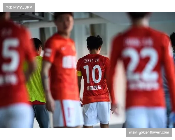 中国球迷赛后自发清理看台展现文明风采英超赛事获亚足联盛赞